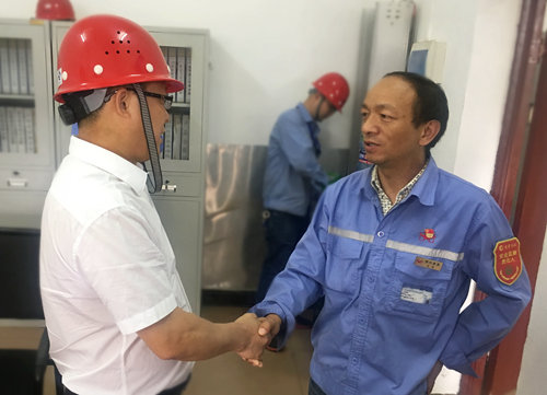 王大真到宜都園區(qū)、股份公司看望慰問基層黨員(圖1)