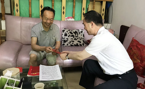 集團領(lǐng)導(dǎo)看望慰問離退休黨員、基層困難黨員和年輕黨員(圖3)
