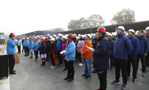 熱火朝天！集團總部140余人到股份公司氯堿分廠開展勞動(圖1)