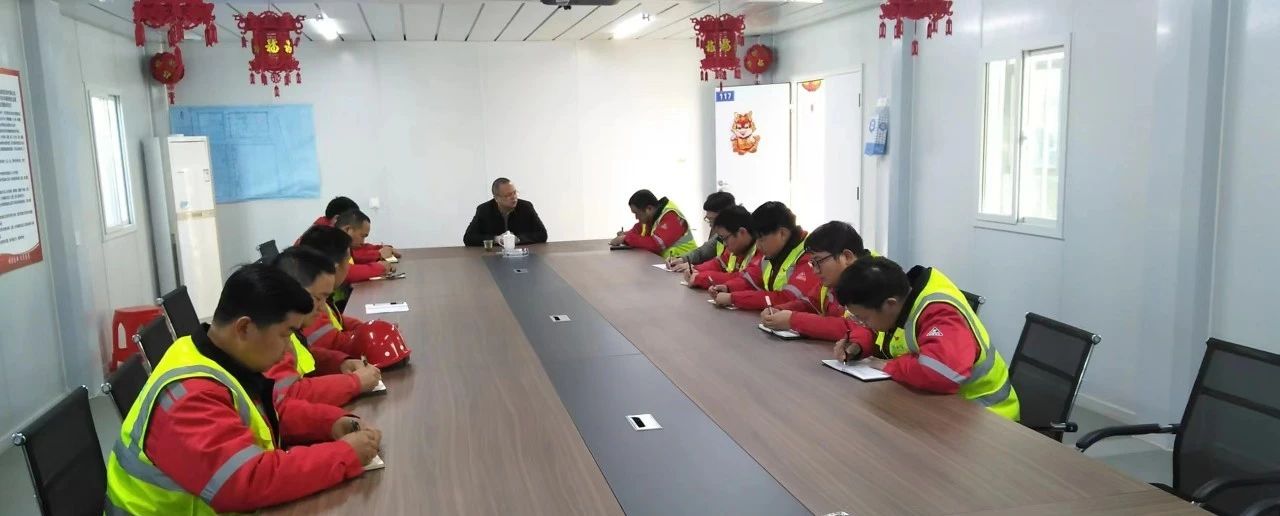 化機(jī)公司黨委書記、董事長、總經(jīng)理?xiàng)钪袧傻椒蕵I(yè)搬遷項(xiàng)目部現(xiàn)場辦公