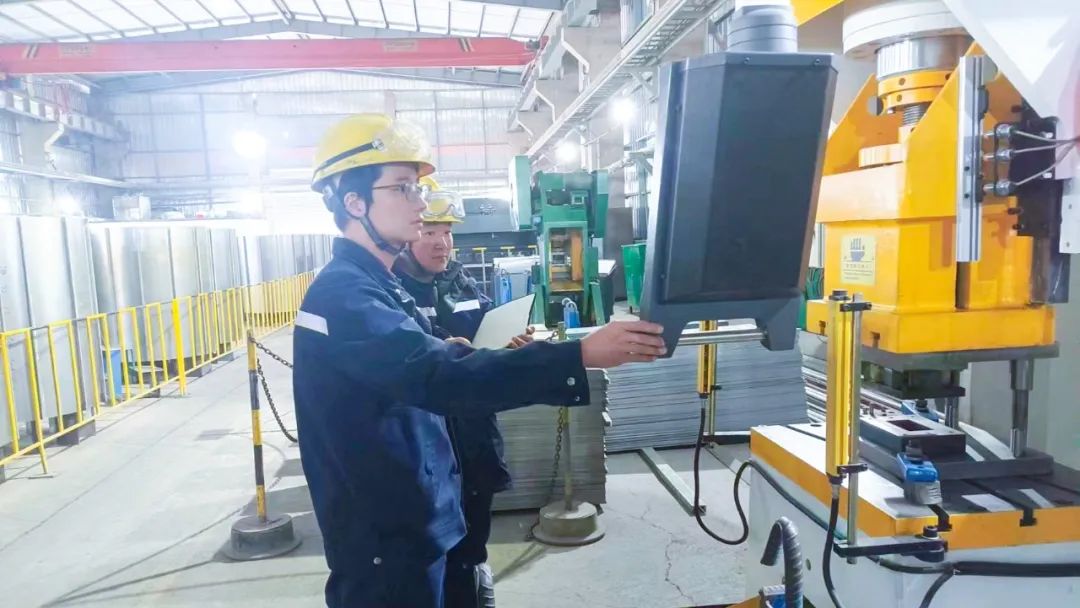 青海宜化電石分廠電極殼班：加強(qiáng)標(biāo)準(zhǔn)化建設(shè)，保障電石爐長(zhǎng)周期穩(wěn)定運(yùn)行(圖3)