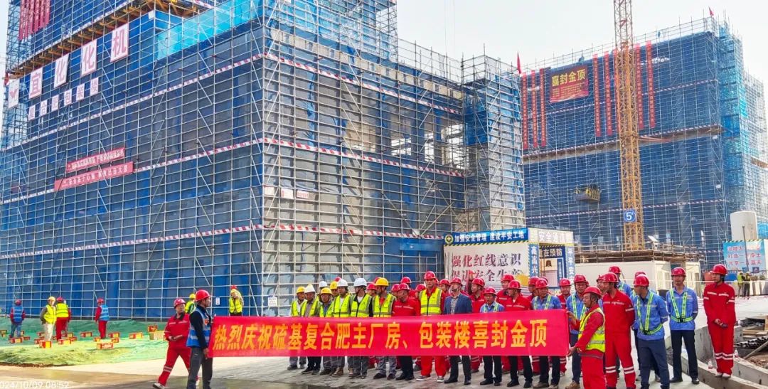 化機(jī)公司黨委書記、董事長(zhǎng)、總經(jīng)理?xiàng)钪袧傻匠琼?xiàng)目現(xiàn)場(chǎng)辦公(圖2)