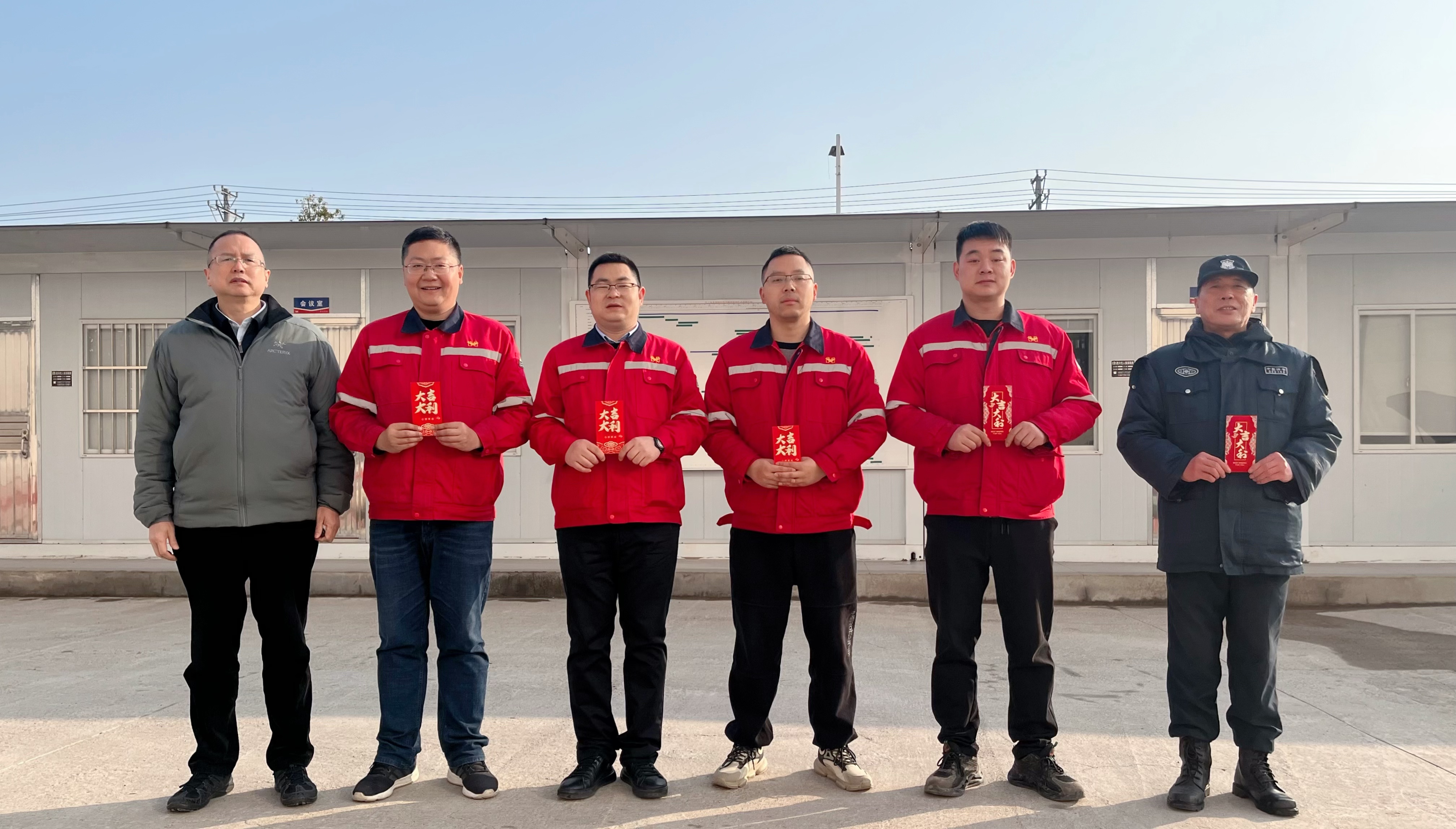 化機(jī)公司黨委書記、董事長、總經(jīng)理?xiàng)钪袧傻巾?xiàng)目現(xiàn)場(chǎng)走訪慰問(圖2)