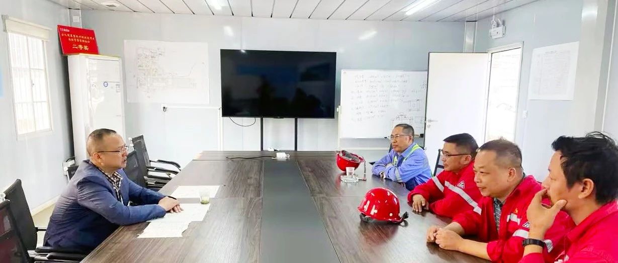 化機公司黨委書記、董事長、總經(jīng)理楊中澤到楚星項目現(xiàn)場辦公